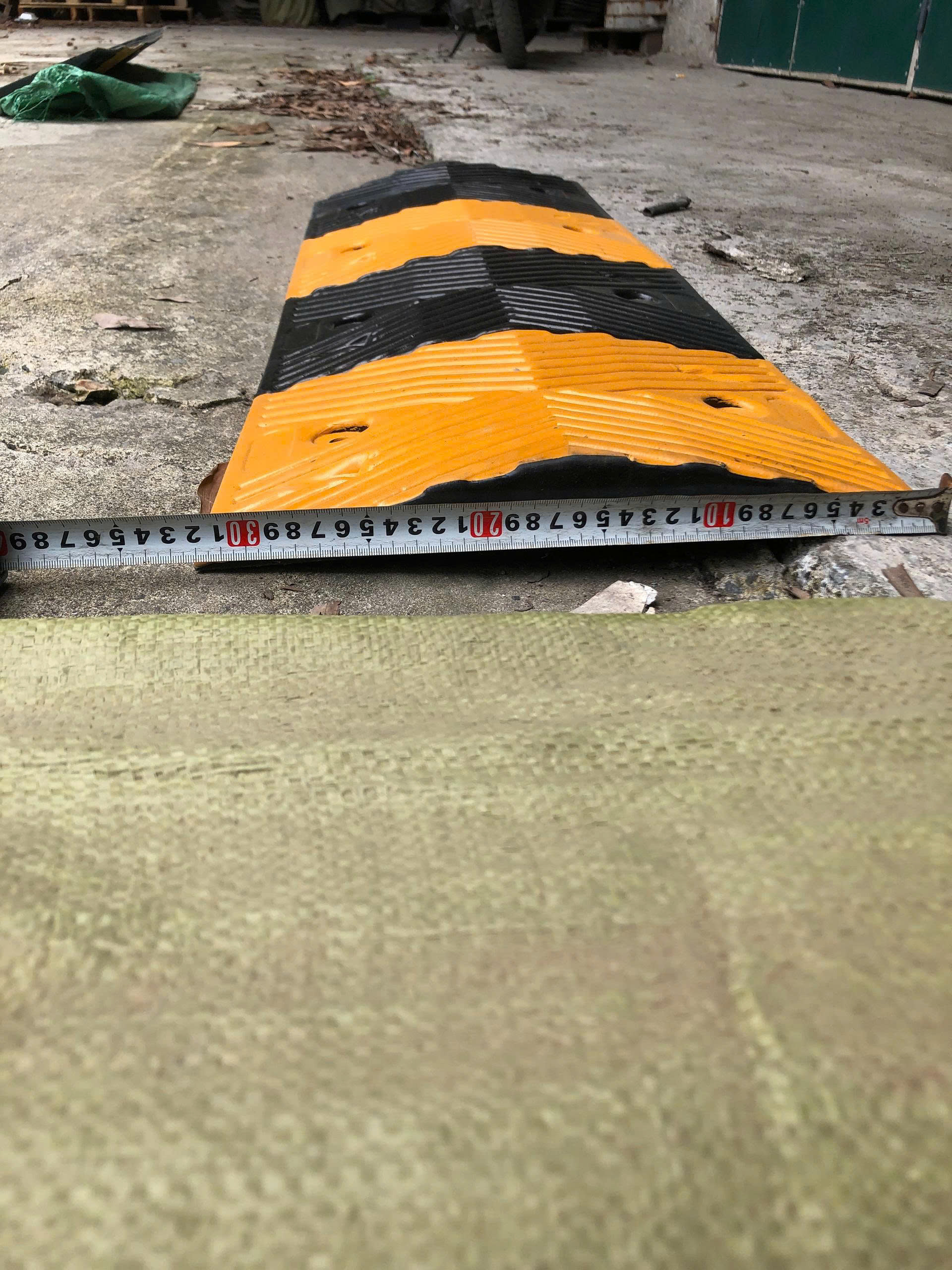 Gờ giảm tốc cao su 1000x300x40mm