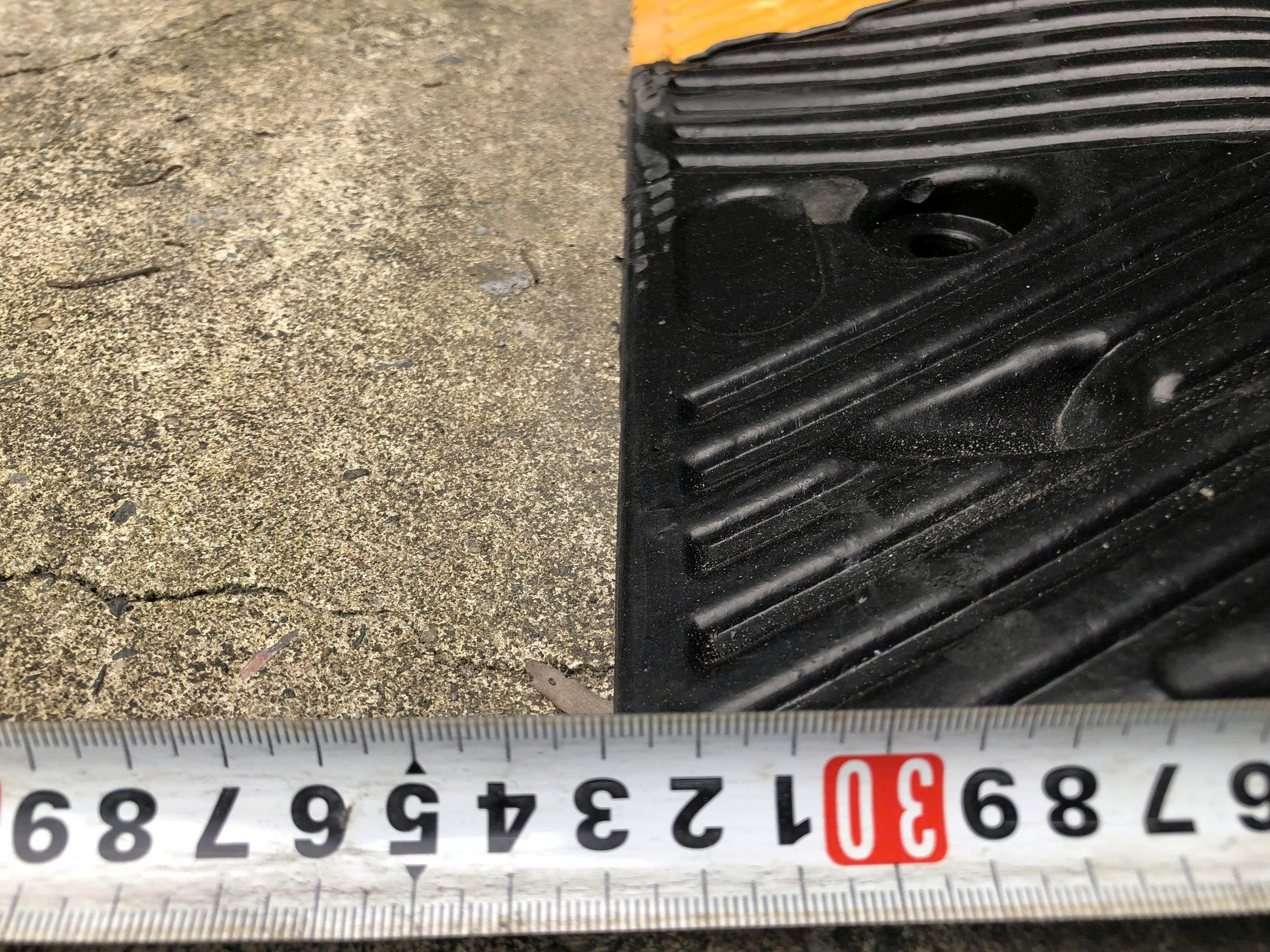 Gờ giảm tốc cao su 1000x300x40mm