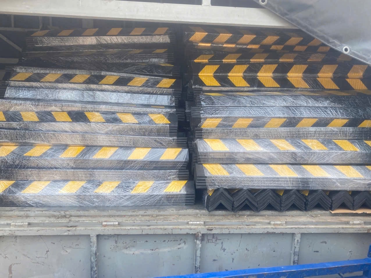 Ốp cột cao su chữ V 1200mm
