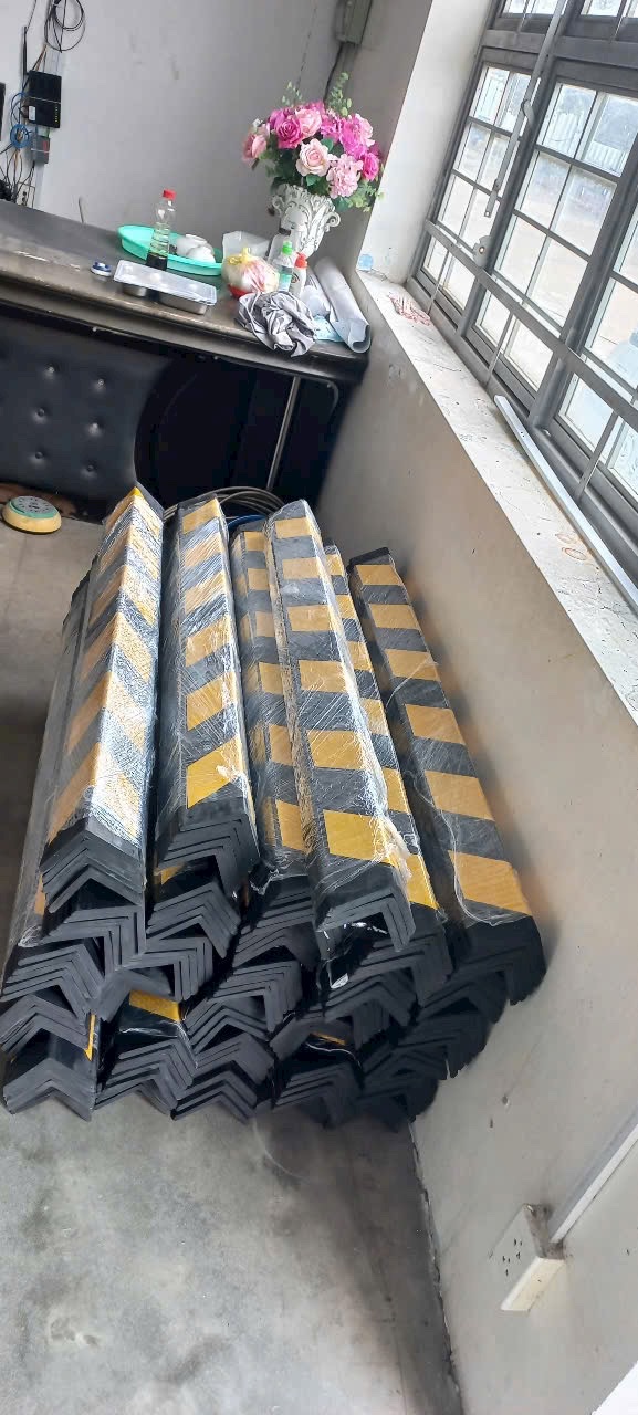 Ốp cột cao su chữ V 1200mm