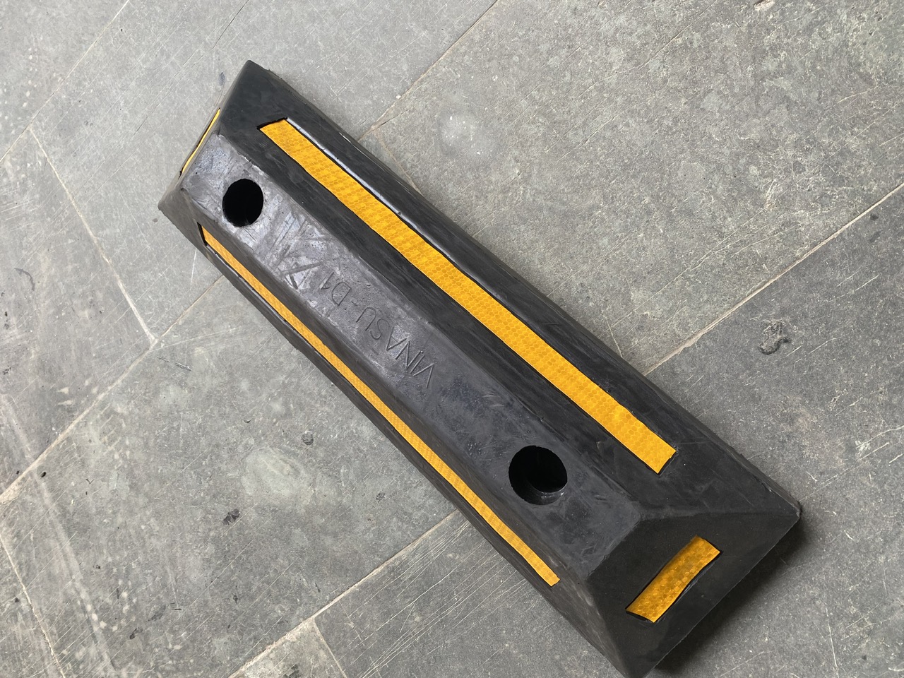 Chặn lùi cao su 560x150x100mm