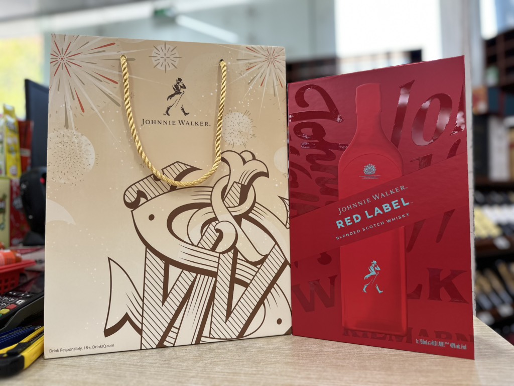 Rượu Whisky Johnnie Walker Red Label gộp quà 2026 40% VoL 750ml