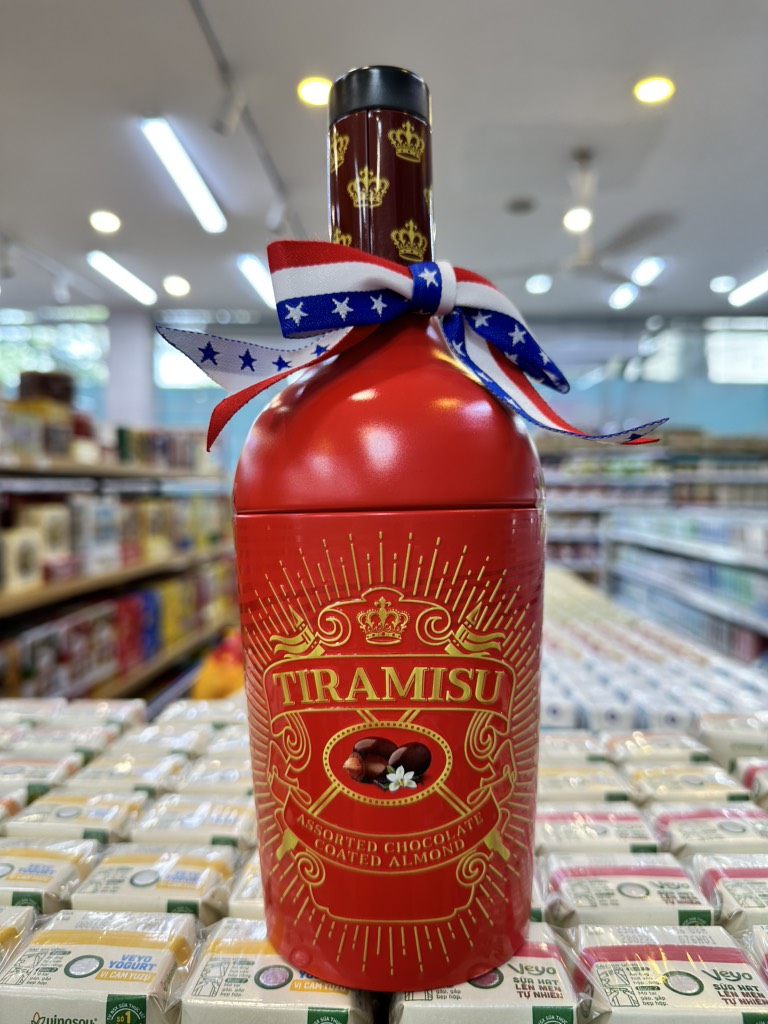 Kẹo socola Tiramisu hạnh nhân thập cẩm Malaysia hình chai rượu 110g