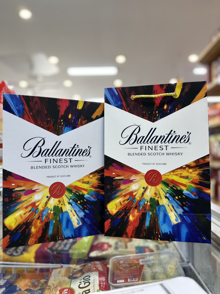 Rượu Ballantines Finnest Scotland hộp quà 2026 40%vol 700ml