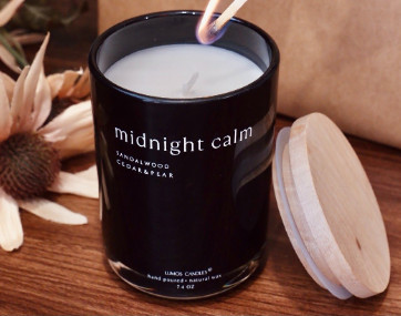 Nến thơm Lumos Midnight Calm hương hổ phách vàng, gỗ đàn hương, xạ hương, lê