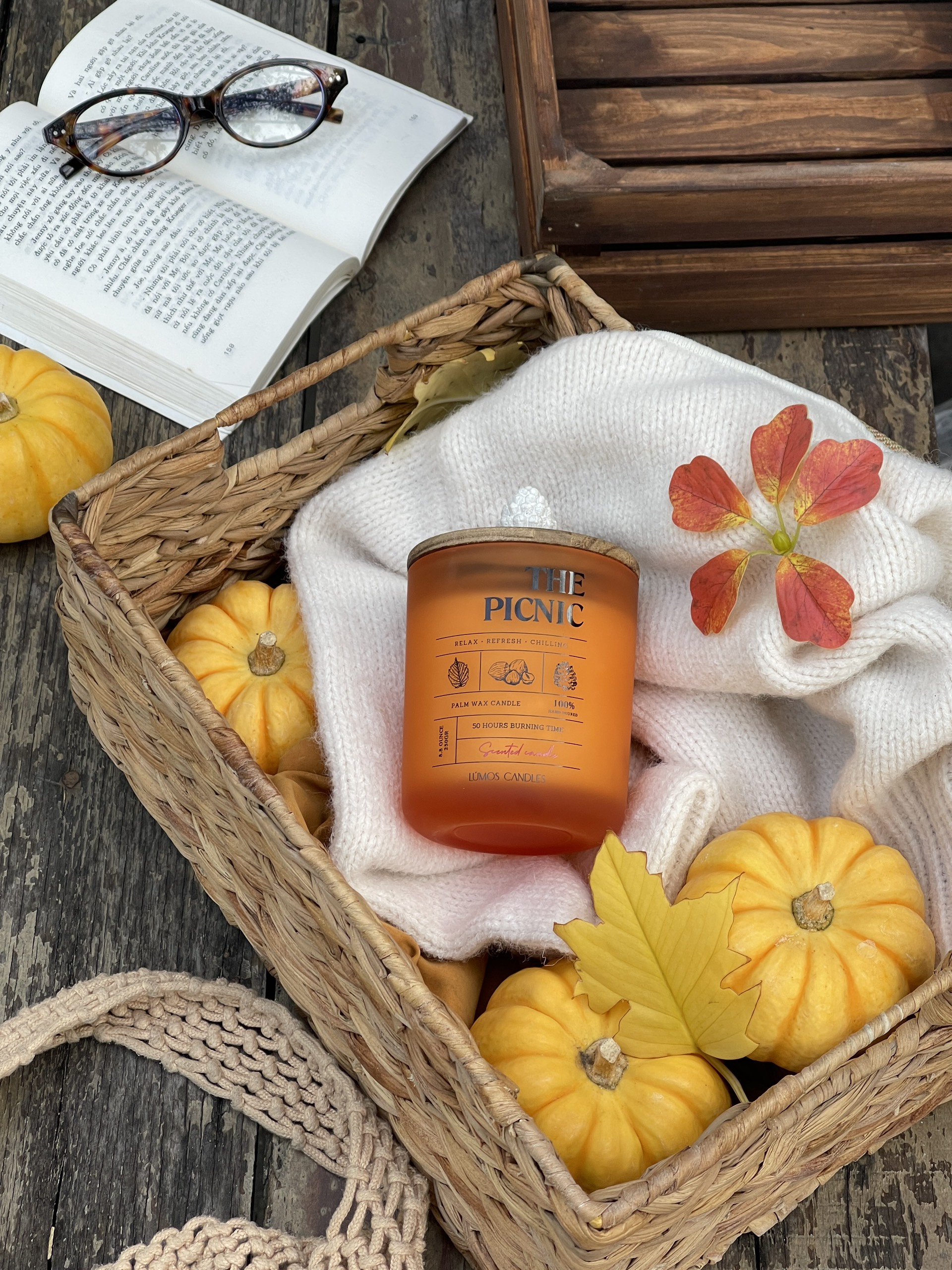 Nến thơm Lumos The Picnic hương hoa hồng bưởi 8.8oz