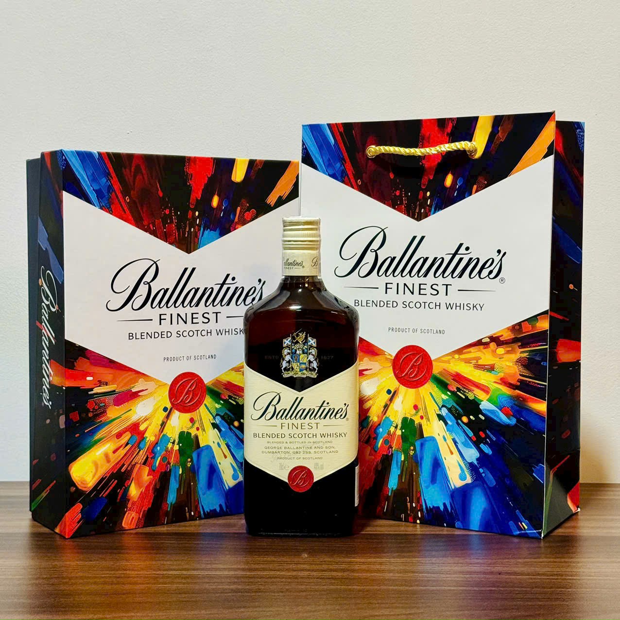 Rượu Ballantines Finnest Scotland hộp quà 2026 40%vol 700ml