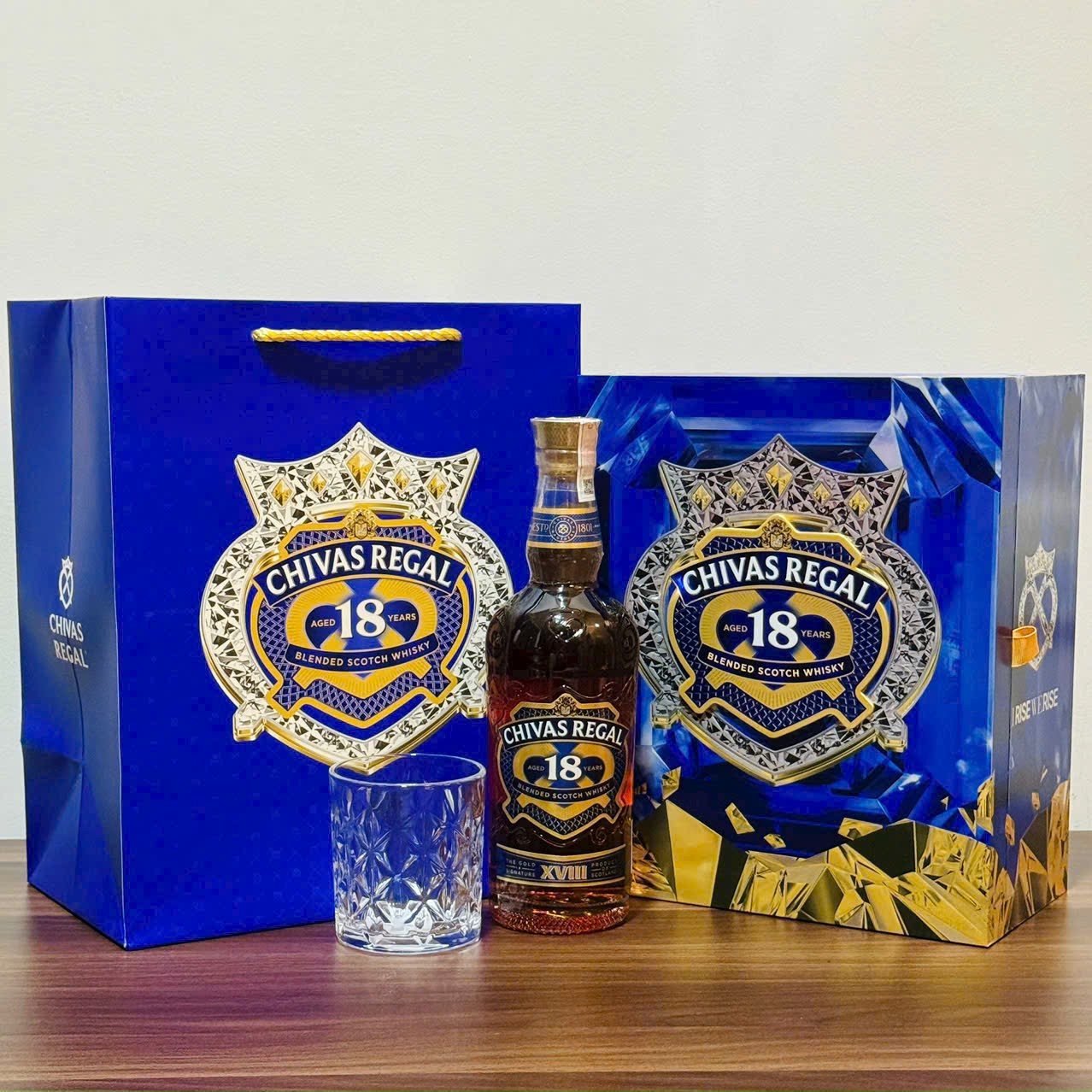 Rượu Chivas Regal 18 Gold Signature hộp quà 40% 700ml