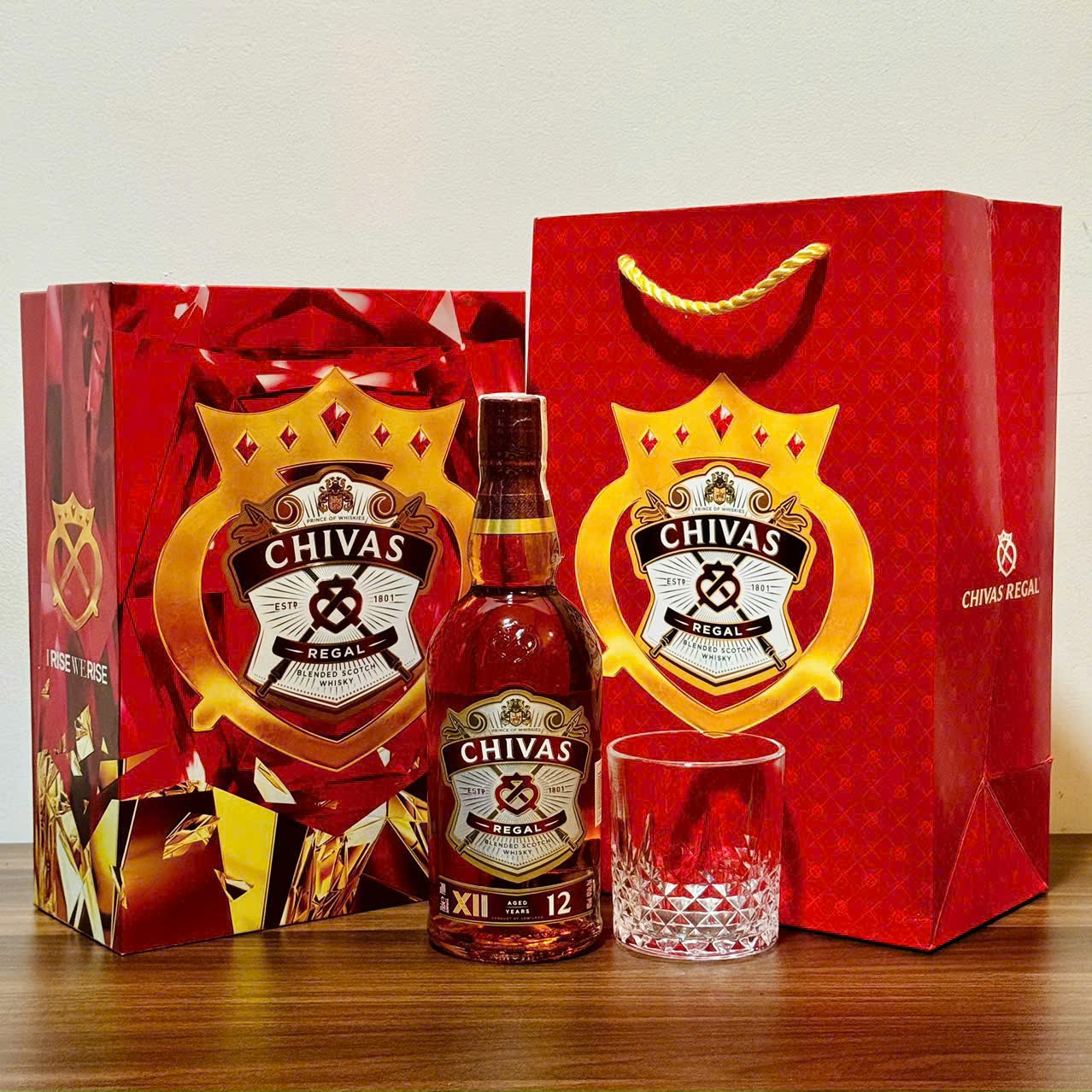 Rượu Chivas Regal 12 Scotland hộp quà 40%vol 700ml