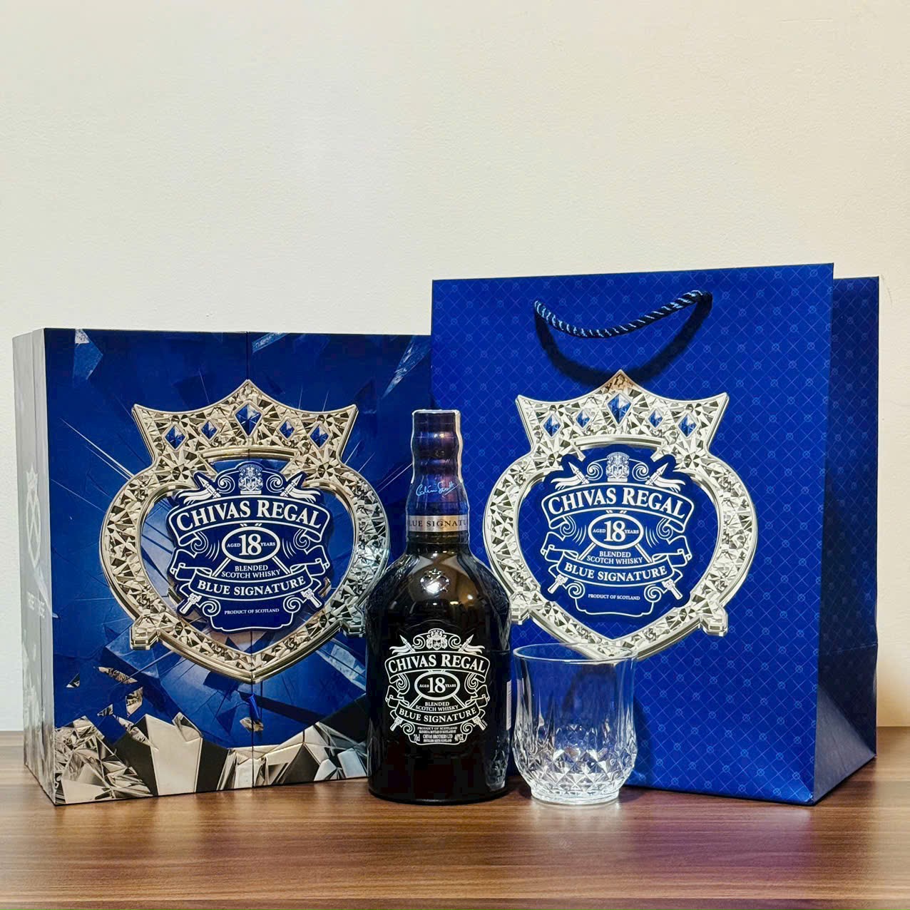 Rượu Chivas Regal 18 Blue Signature hộp quà 40% 700ml