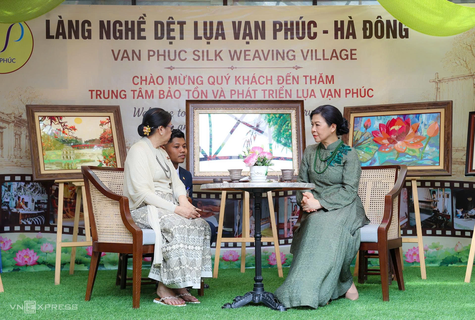 Phu nhân Tổng Bí thư, Chủ tịch nước và phu nhân Tổng thống Myanmar thăm làng lụa Vạn Phúc