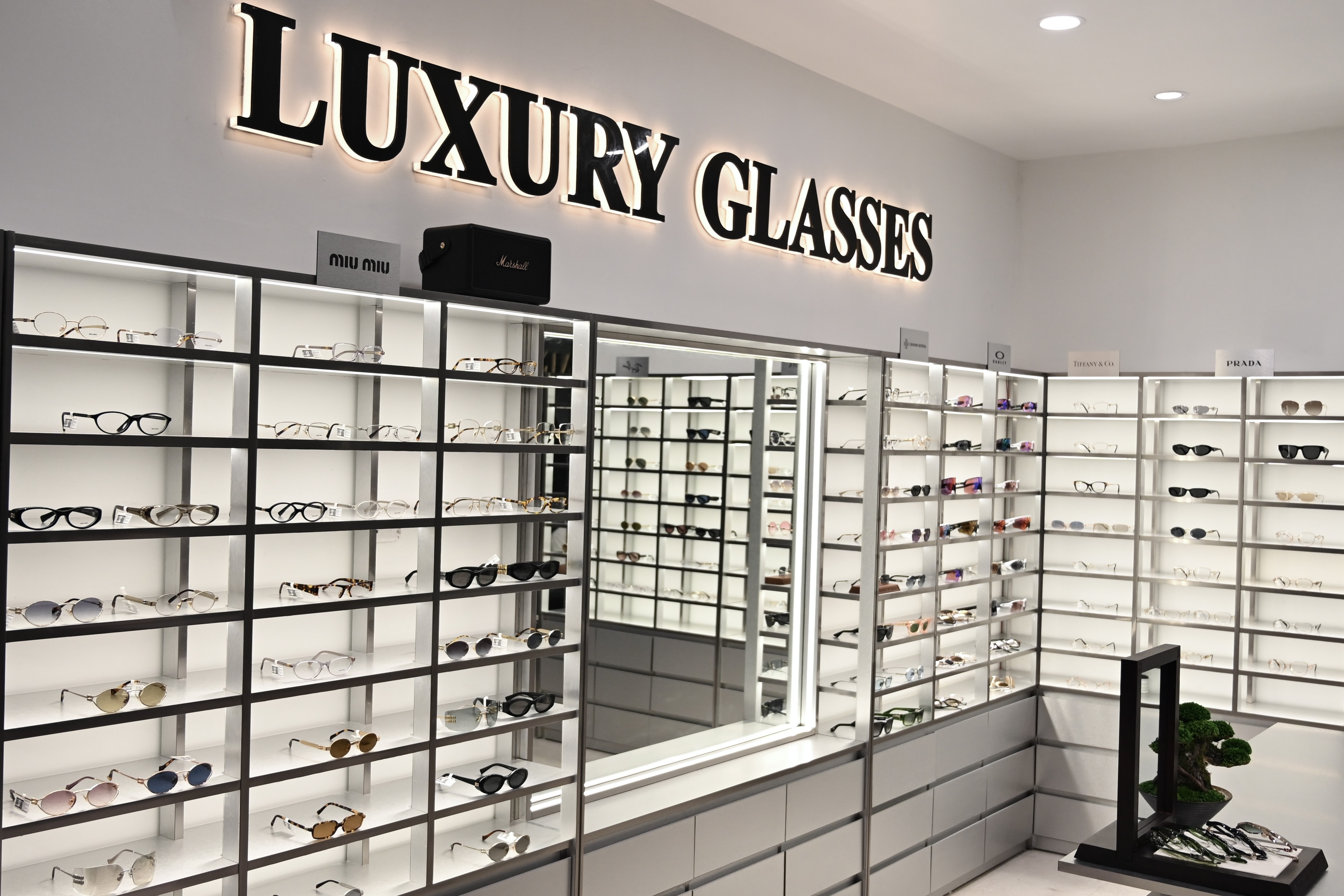 Không gian boutique Luxury Glasses