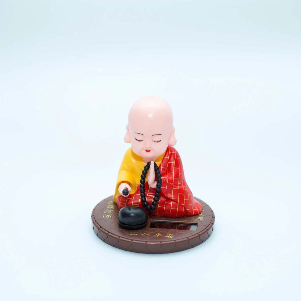 Tượng phật chú tiểu gõ mõ tụng kinh trang trí taplo ô tô, bàn thờ, chạy bằng năng lượng mặt trời