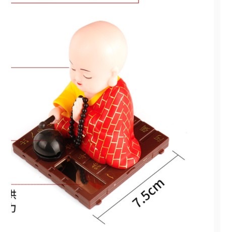 Tượng phật chú tiểu gõ mõ tụng kinh trang trí taplo ô tô, bàn thờ, chạy bằng năng lượng mặt trời