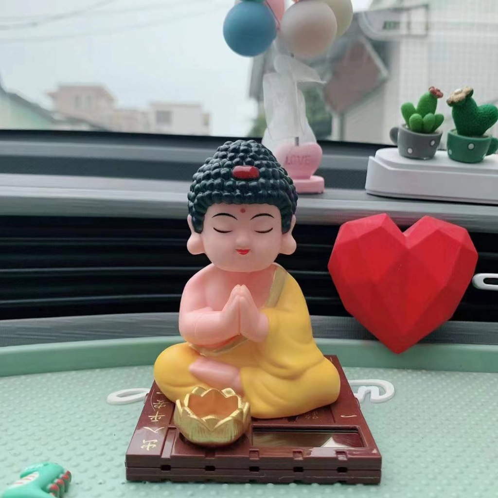 Tượng phật chú tiểu gõ mõ tụng kinh trang trí taplo ô tô, bàn thờ, chạy bằng năng lượng mặt trời