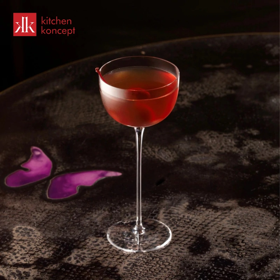 Bề mặt pha lê trong suốt làm nổi bật màu sắc cocktail