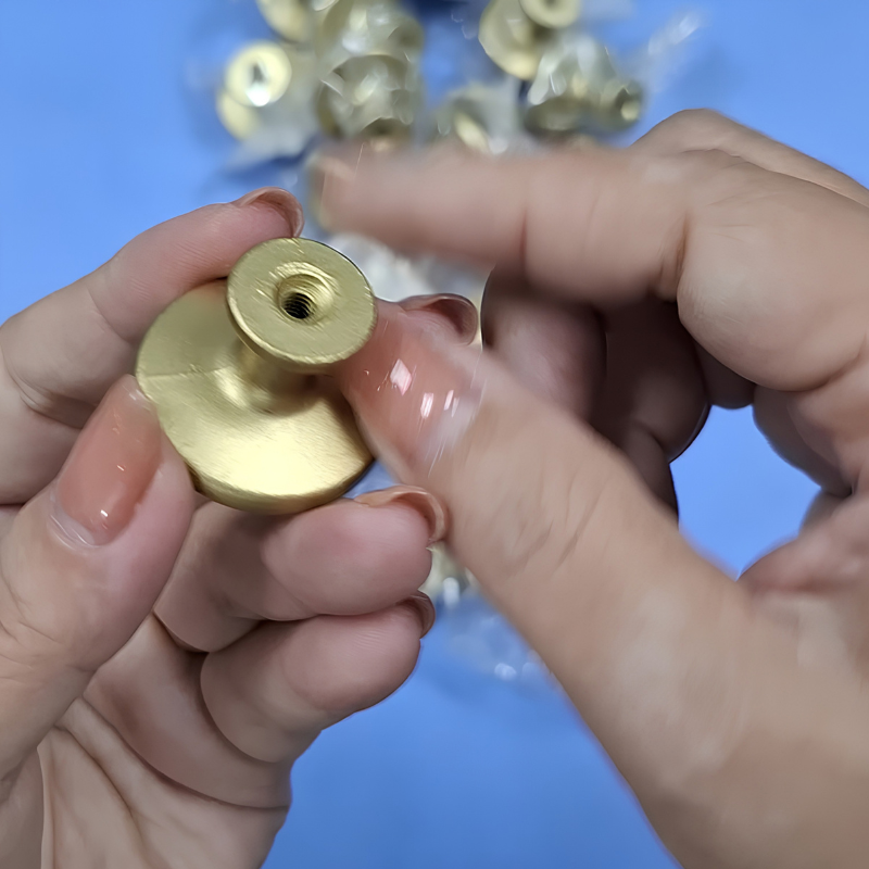 Tay Nắm Tủ Tròn Màu Vàng Đa Năng Hàng Mới 100% TN118
