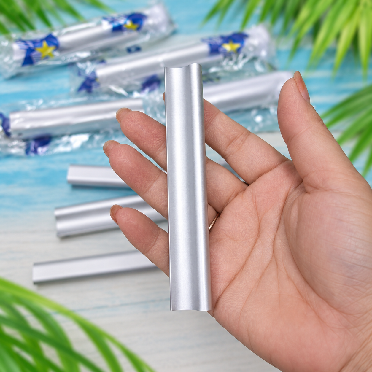 Tay Nắm Tủ Nhôm Dạng Thanh Cong Màu Bạc Dài Khoảng 110mm TN1001