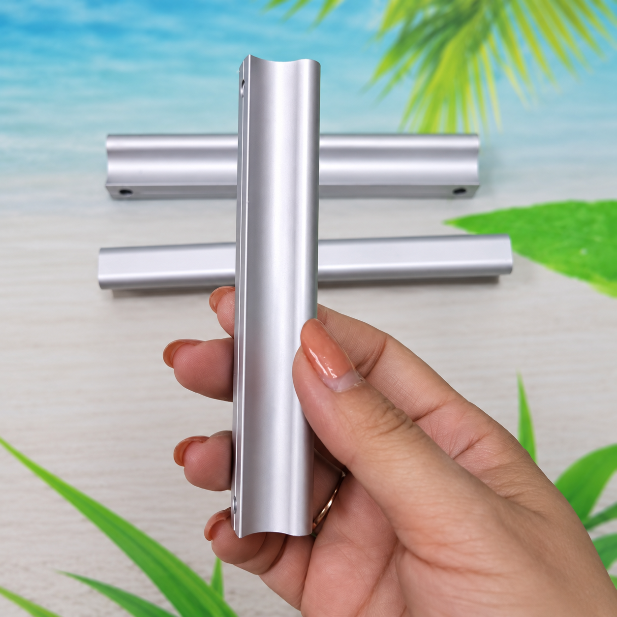 Tay Nắm Tủ Nhôm Dạng Thanh Cong Màu Bạc Dài Khoảng 110mm TN1001