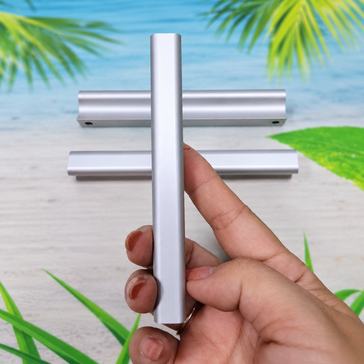 Tay Nắm Tủ Nhôm Dạng Thanh Cong Màu Bạc Dài Khoảng 110mm TN1001