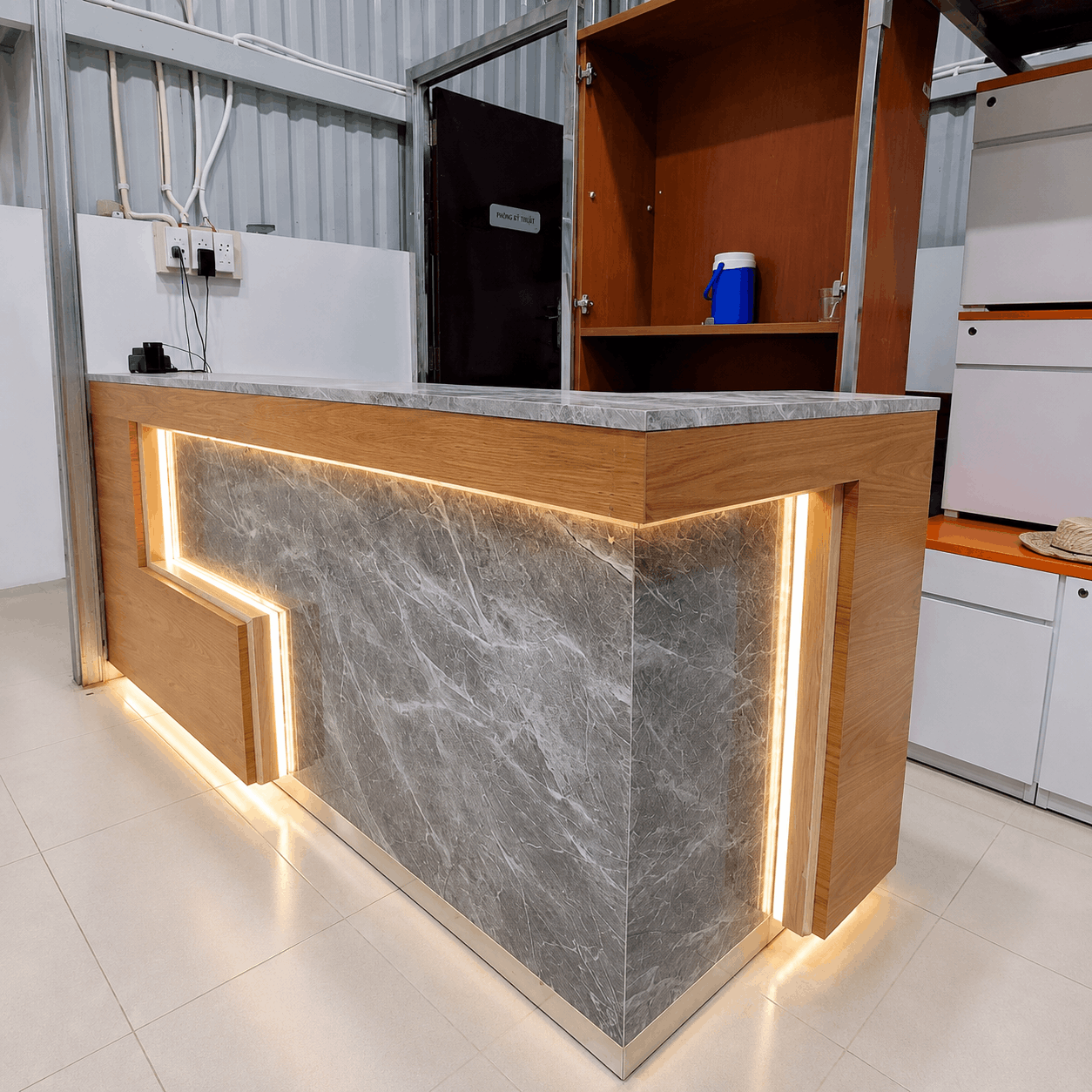 Quầy lễ tân gỗ hiện đại 2170x815x1013mm QUAY046