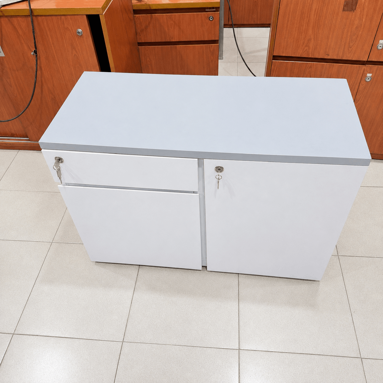 tu-ho-so-thap-go-trang-mat-xam-900x400x630