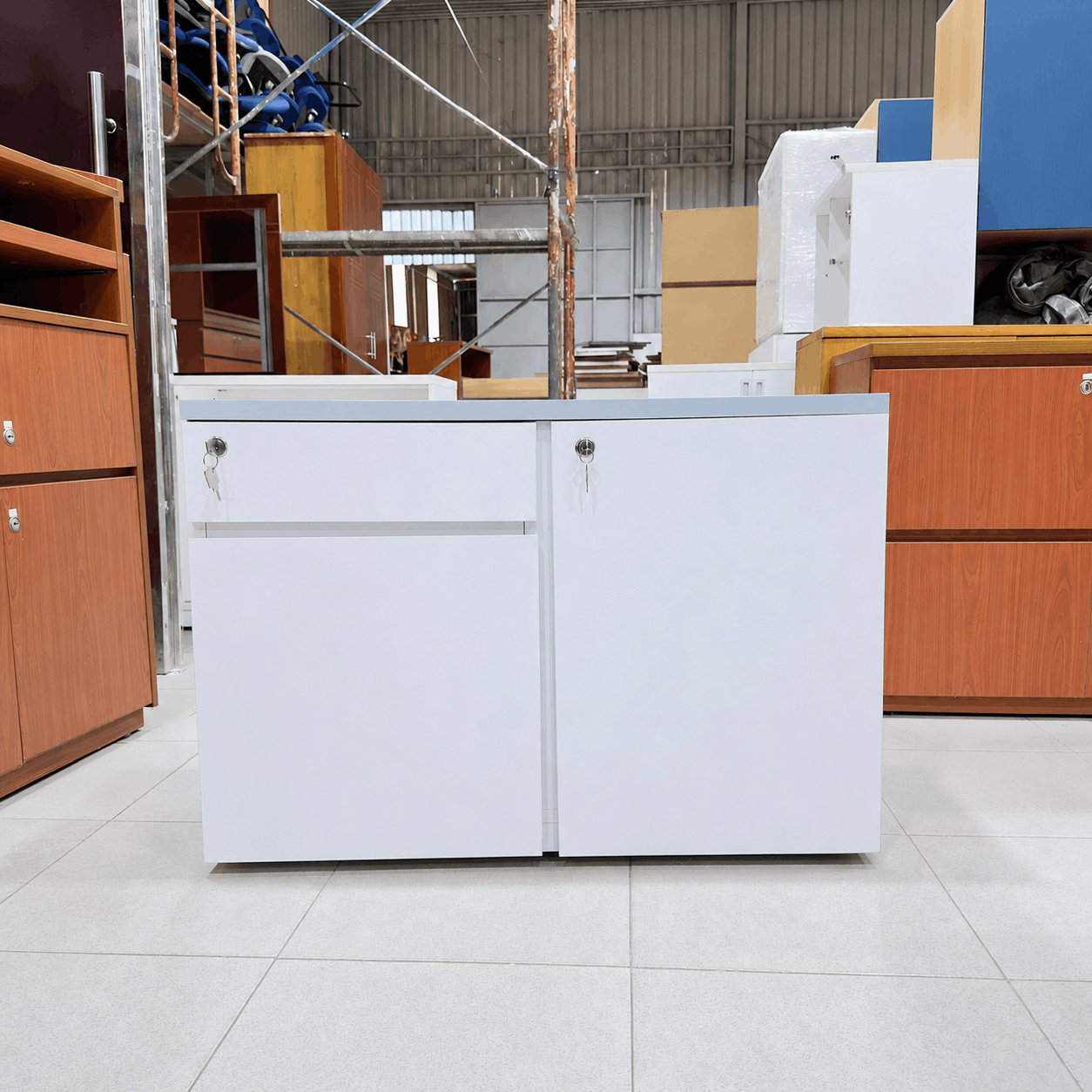 tu-ho-so-thap-go-trang-mat-xam-900x400x630