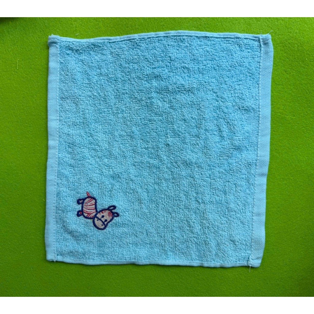 Khăn vuông  thêu ký hiệu mầm non  gồm 50 hình khác nhau 30x28cm
