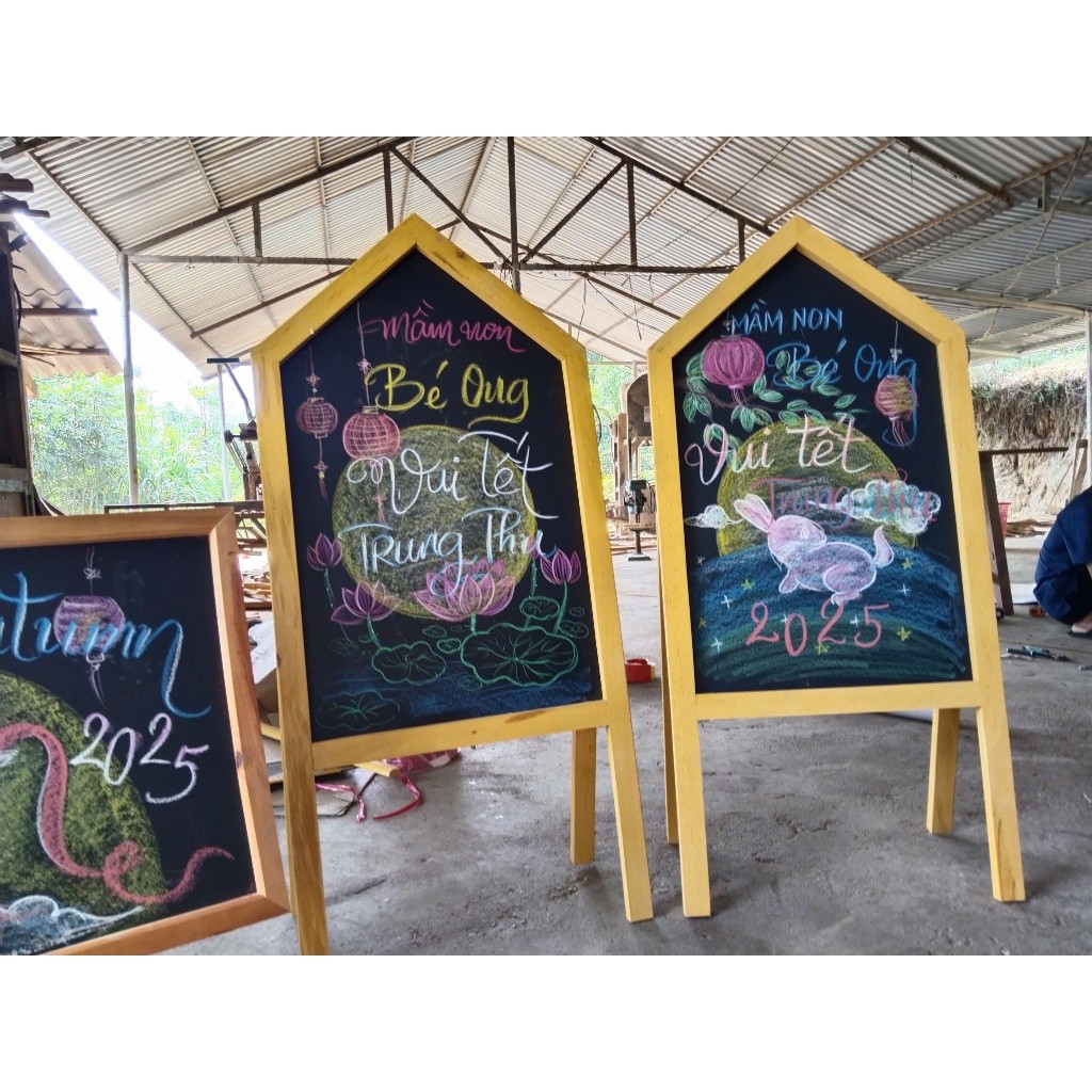 Bảng ĐEN MENU 1 mặt đen viết phấn khung gỗ  có giá đỡ dành cho các cửa hàn g cafe,trà sữa, trà chanh, đồ ăn nhanh