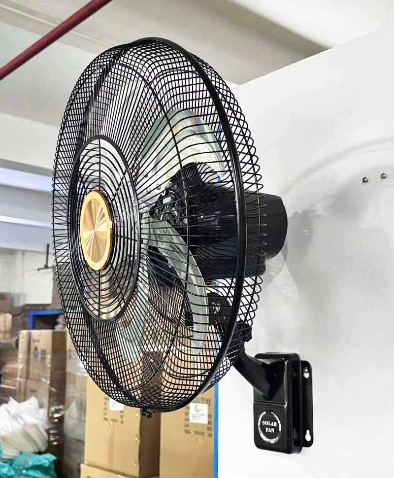 Quạt năng lượng mặt trời QTT06 cao cấp treo tường