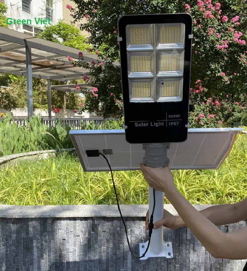 Đèn đường năng lượng mặt trời ánh sáng vàng 300w