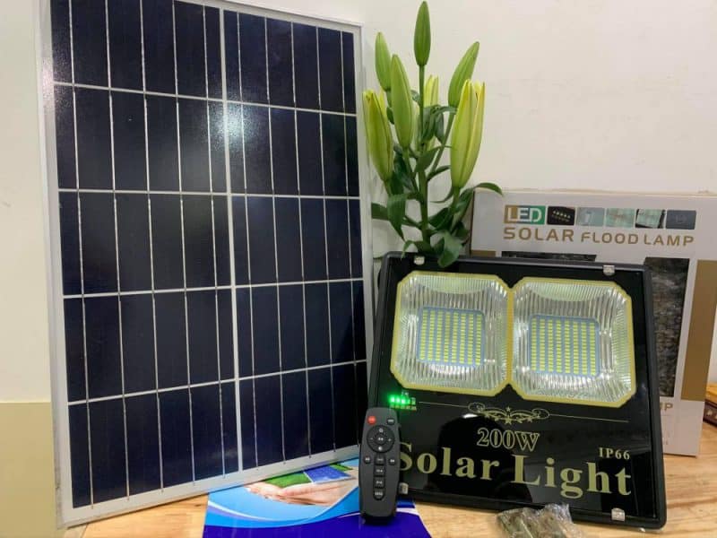 Đèn năng lượng solar light 200w - Đèn siêu sáng TSN200 lắp sân