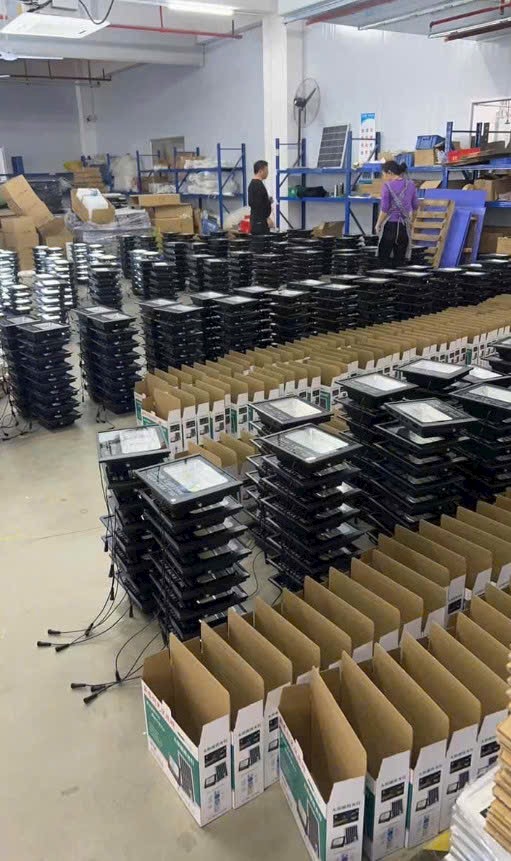 Đèn Trụ Cổng Năng Lượng Mặt Trời T40