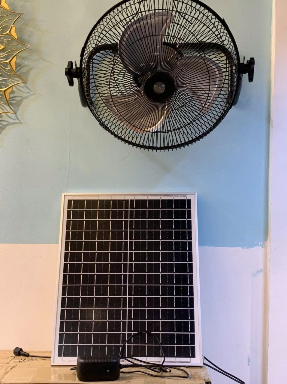 Quạt Treo Tường Năng Lượng Mặt Trời QT-21