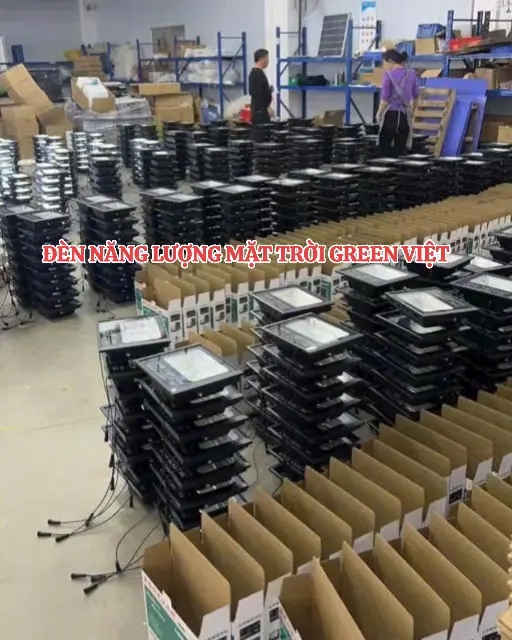 Đèn Pha Vuông Năng Lượng Mặt Trời 100W PV100