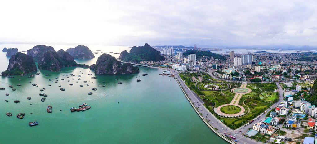 Dự án lắp đặt đèn năng lượng mặt trời kết hợp điện lưới tại Khu đô thị mới Hạ Long