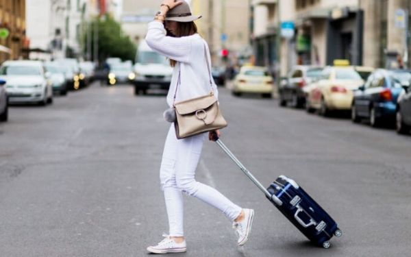 Đi du lịch mặc gì đẹp? Gợi ý outfit chụp ảnh, thoải mái, hợp xu hướng