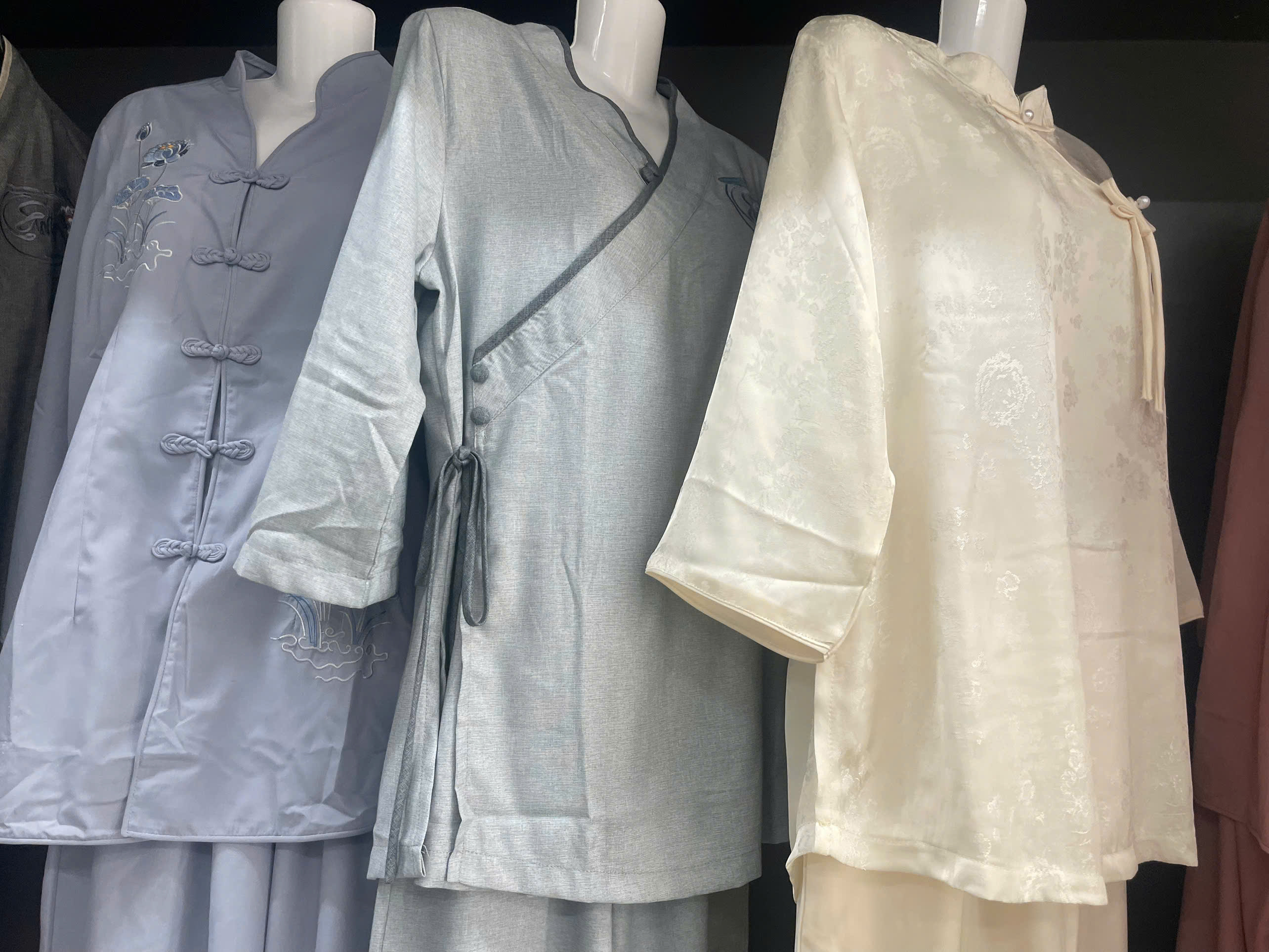 🌿 Pháp phục cách tân: Linen, lụa hay Kate – chất liệu nào thực sự phù hợp với chị em ?