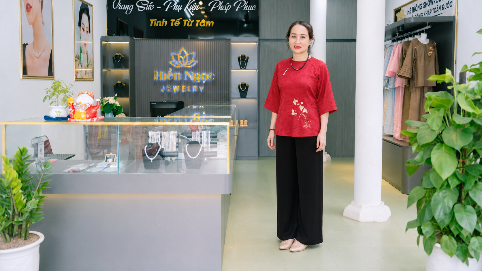Phụ nữ 30, 40, 50 tuổi mặc pháp phục thế nào để thanh lịch mà không bị cộng tuổi?