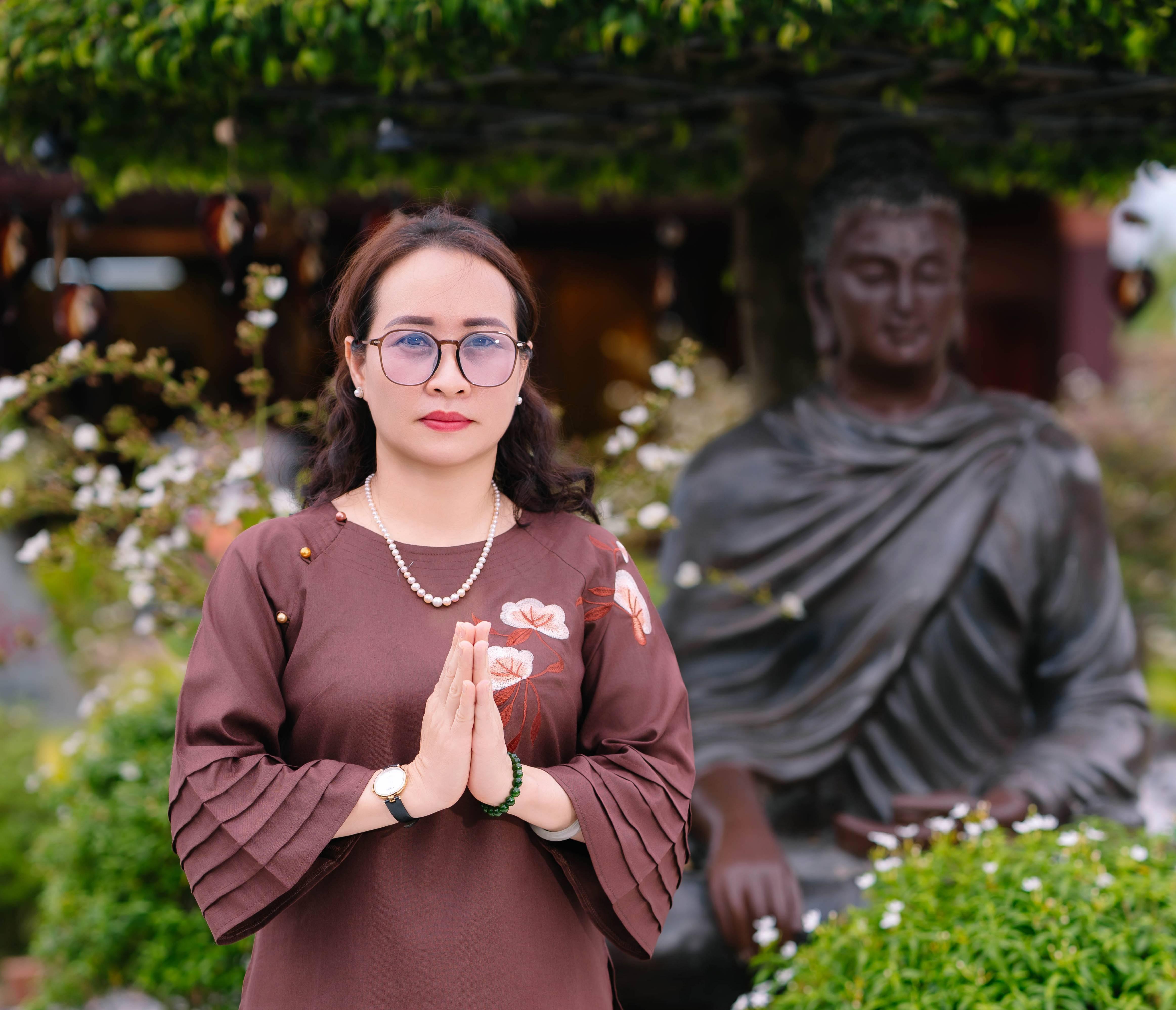 Phụ nữ trung niên an yên từ tâm