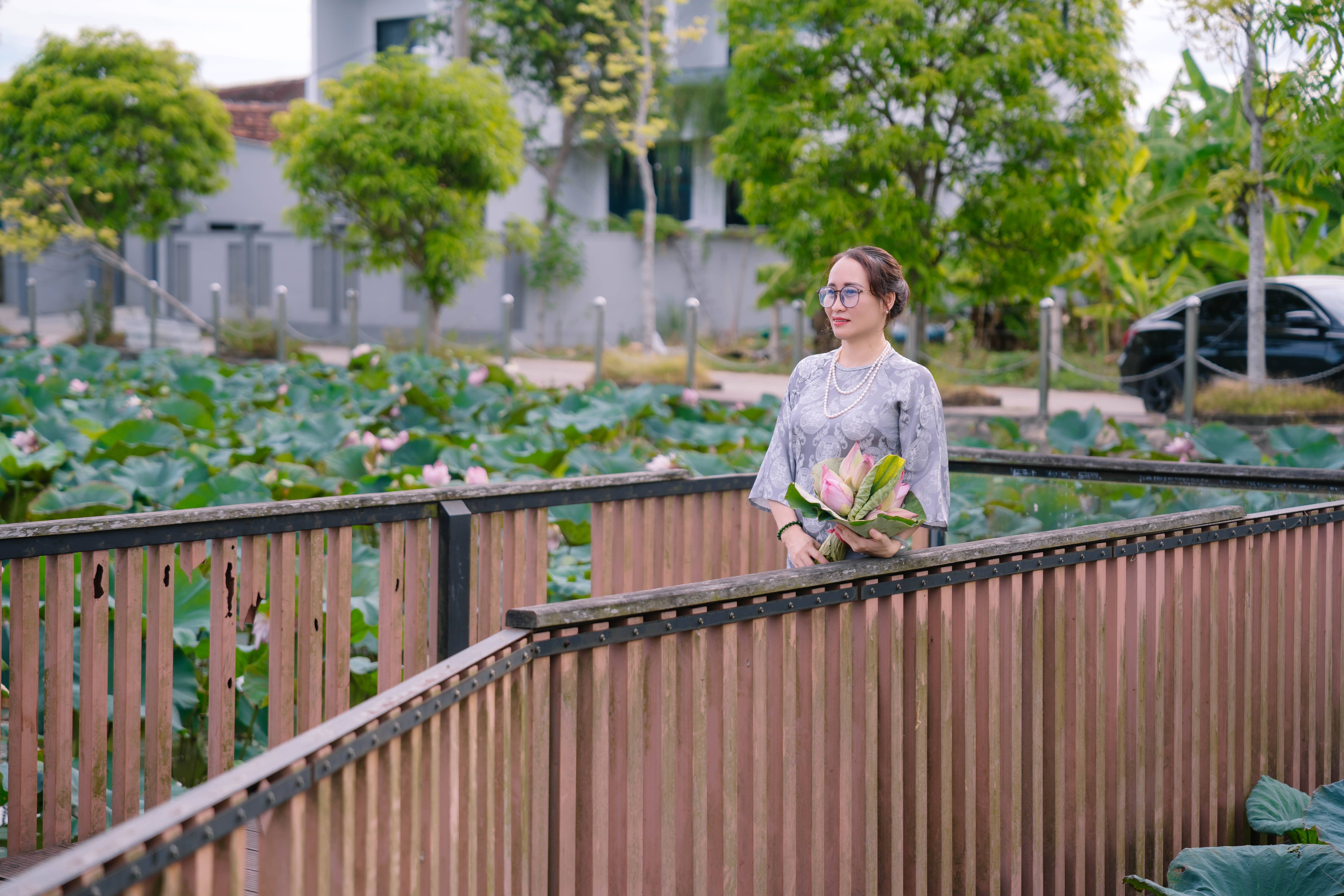 Sự kết hợp giữa bộ lụa cách tân với trang sức Ngọc trai kiểu dài 2 vòng trên cổ