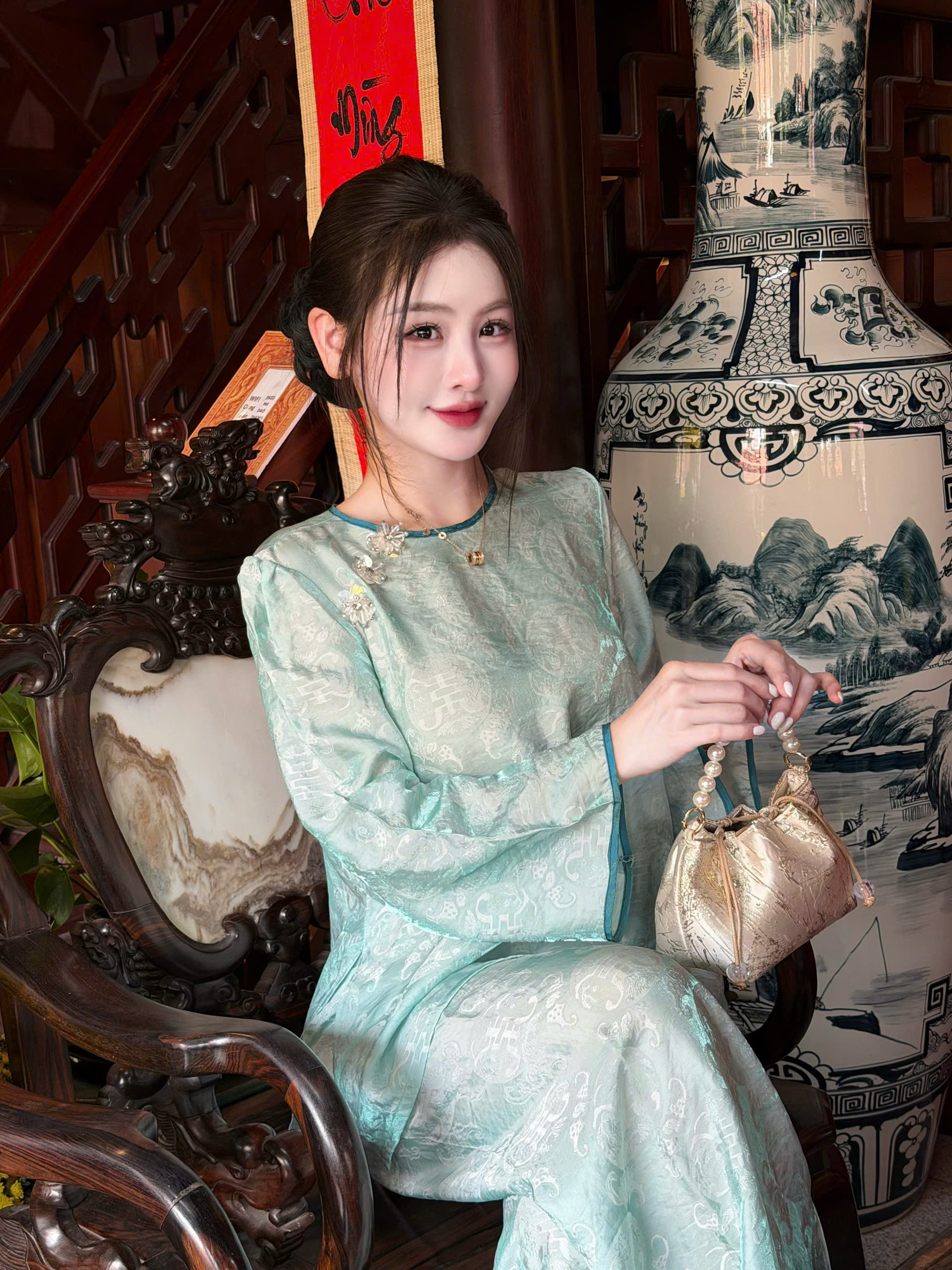 Bộ Cổ Tròn Đính Đá Bên Vai Lụa Tơ Ánh Kim Xanh