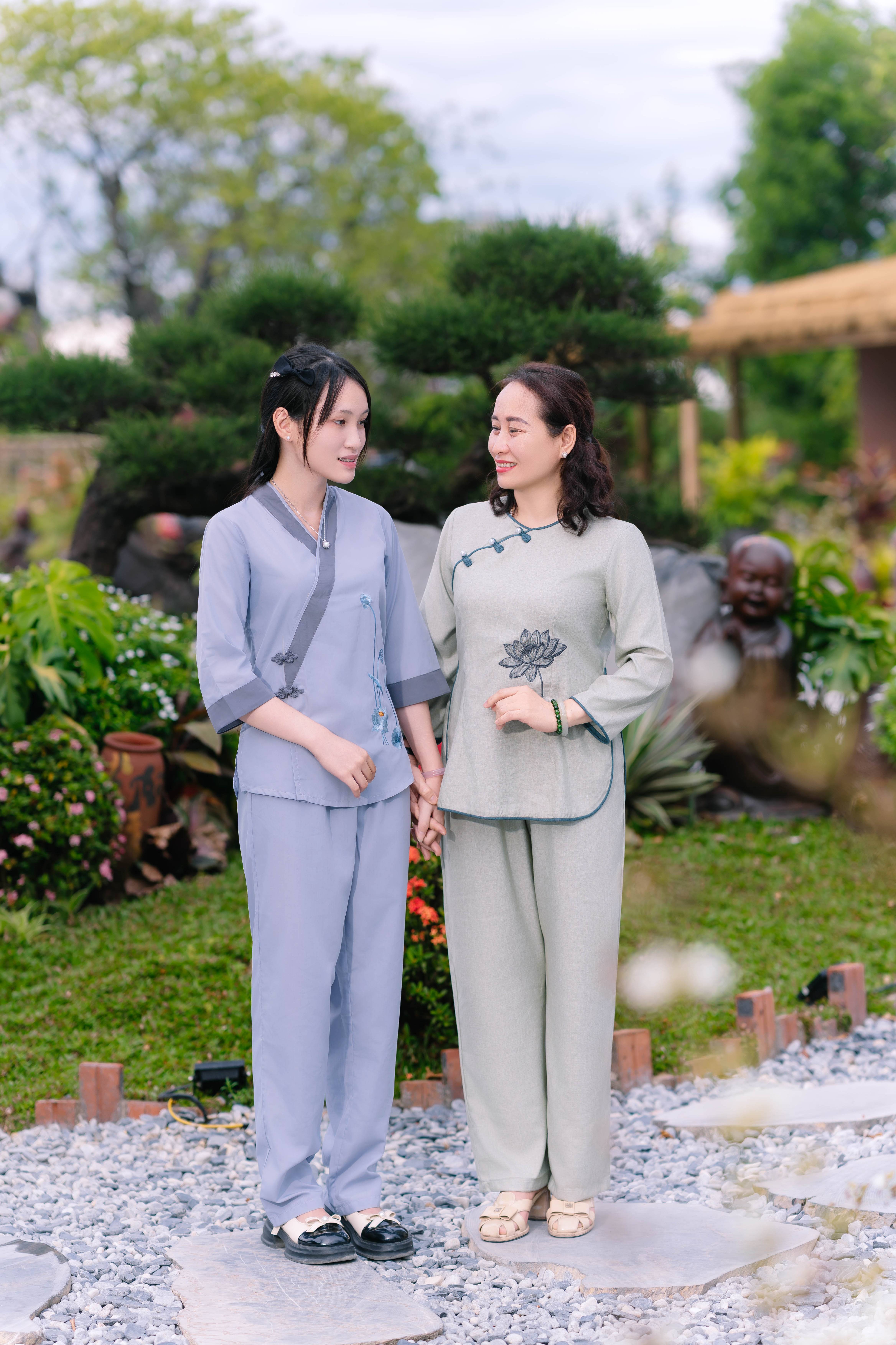 Bộ Cổ Tròn Thêu Sen Vải Linen Ấn