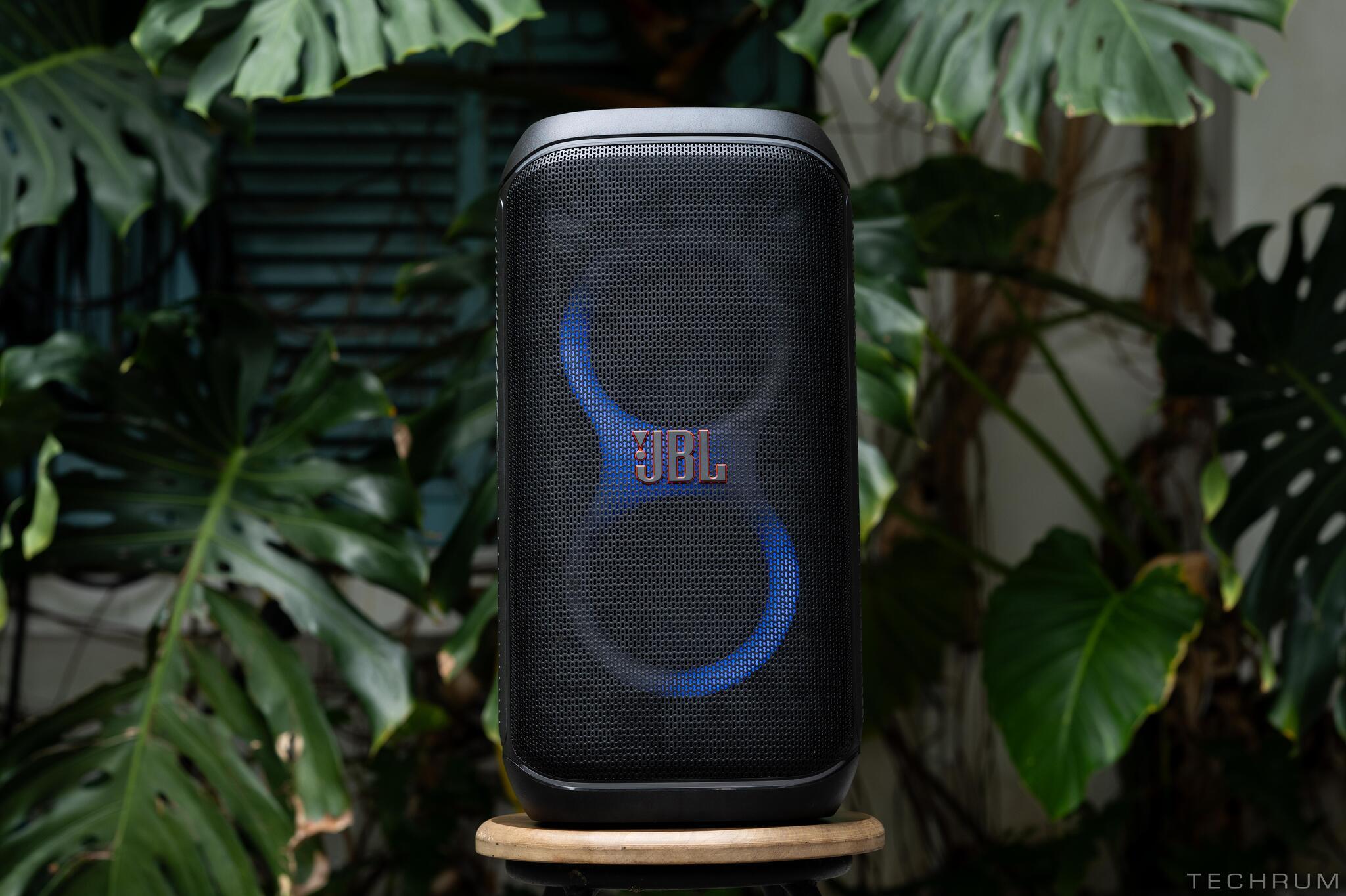Trải nghiệm JBL PartyBox Club 120: kháng nước, pin rời, sạc nhanh