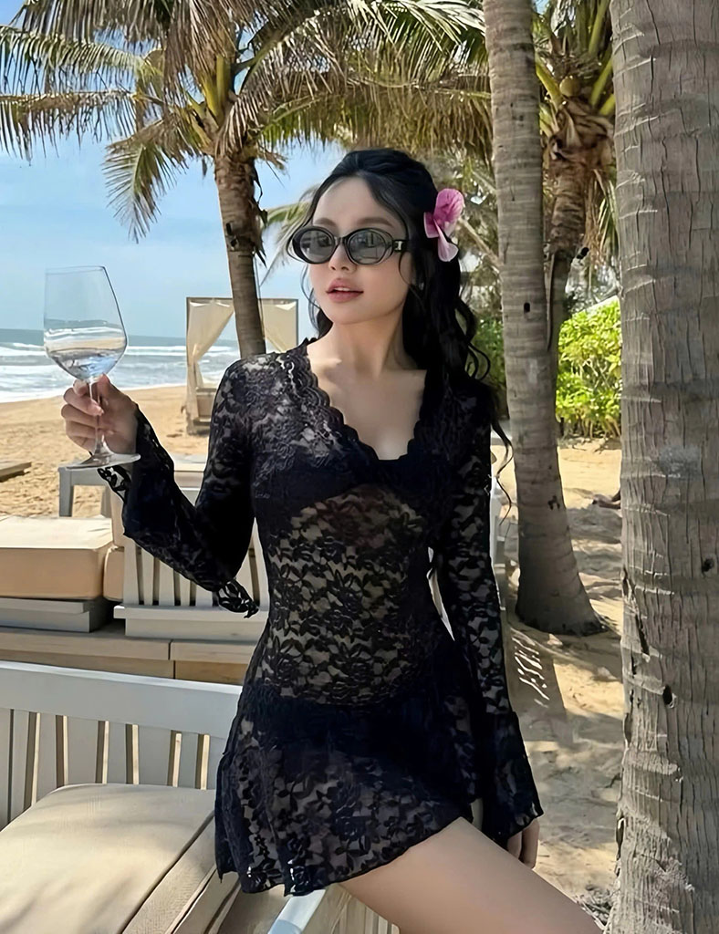 Bikini 3 mảnh kèm váy ren lưới đen