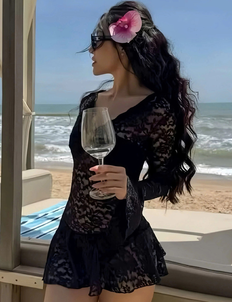 Bikini 3 mảnh kèm váy ren lưới đen
