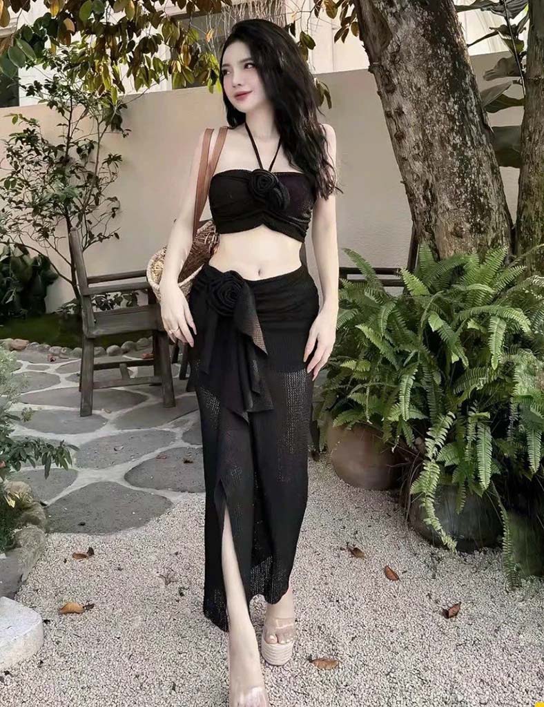 Đồ đi biển màu đen đính hoa