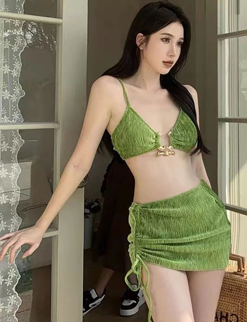 Bikini hai mảnh kèm chân váy