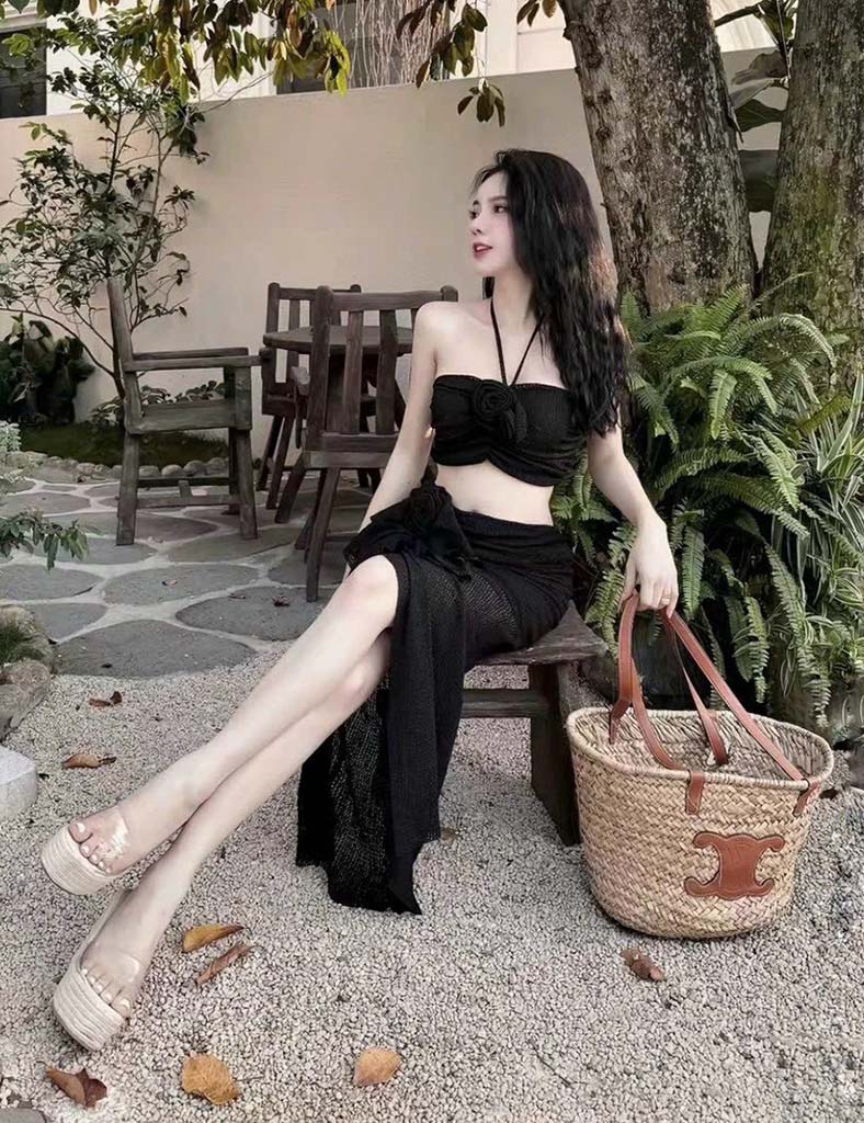 Đồ đi biển màu đen đính hoa