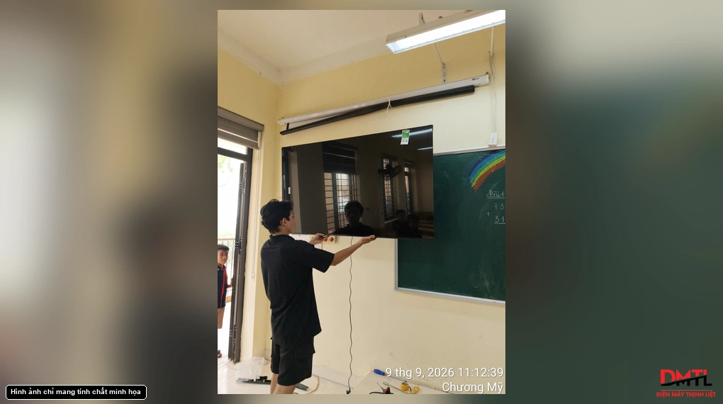 Nhân viên đỡ tivi trong quá trình lắp đặt, minh họa việc quan sát màn hình và khung viền